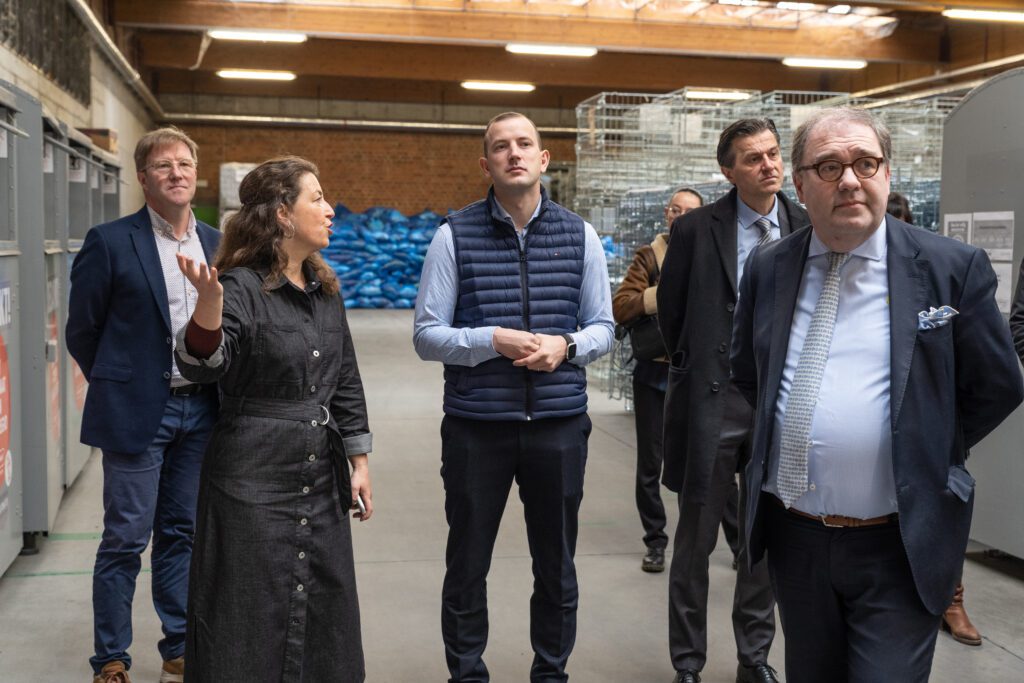 Eurocommissaris voor milieu Sinkevicius bezoekt De Kringwinkel Stroom in Aalst